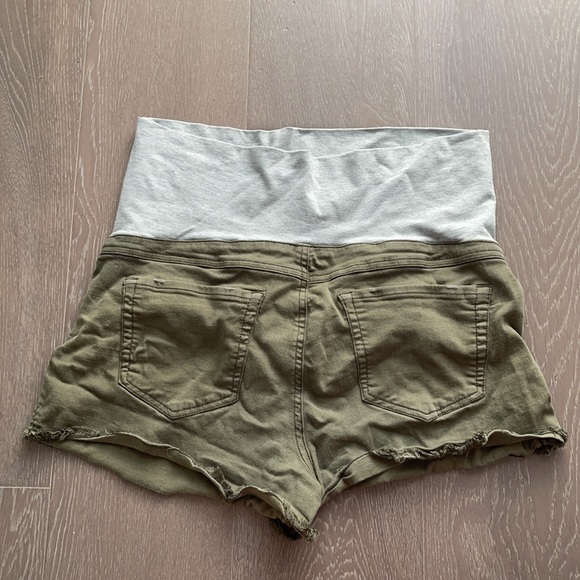 MATERNITY SHORTS - Picture 2 of 3